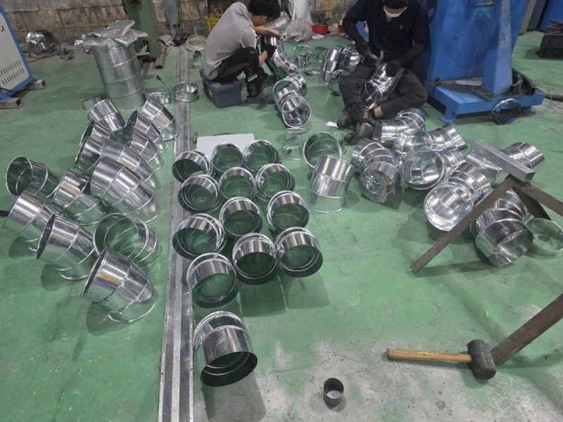 Công nhân gia công phụ kiện ống gió tại xưởng VINA SUMO